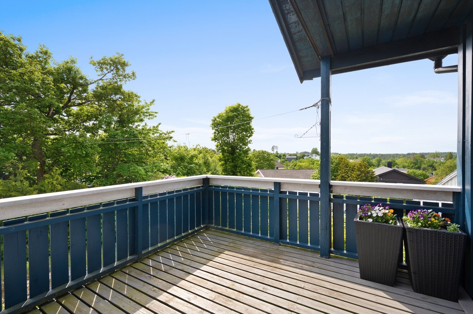 Veranda med meget gode solforhold og utsikt over omliggende område Galleribilde
