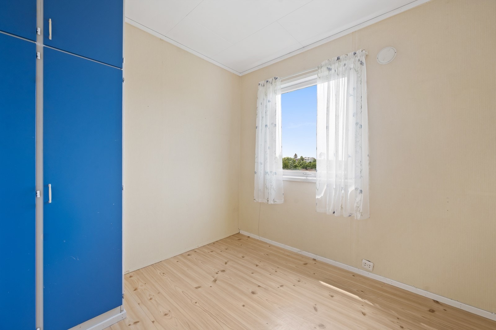 Soverom 3 - plassbygde skap Galleribilde
