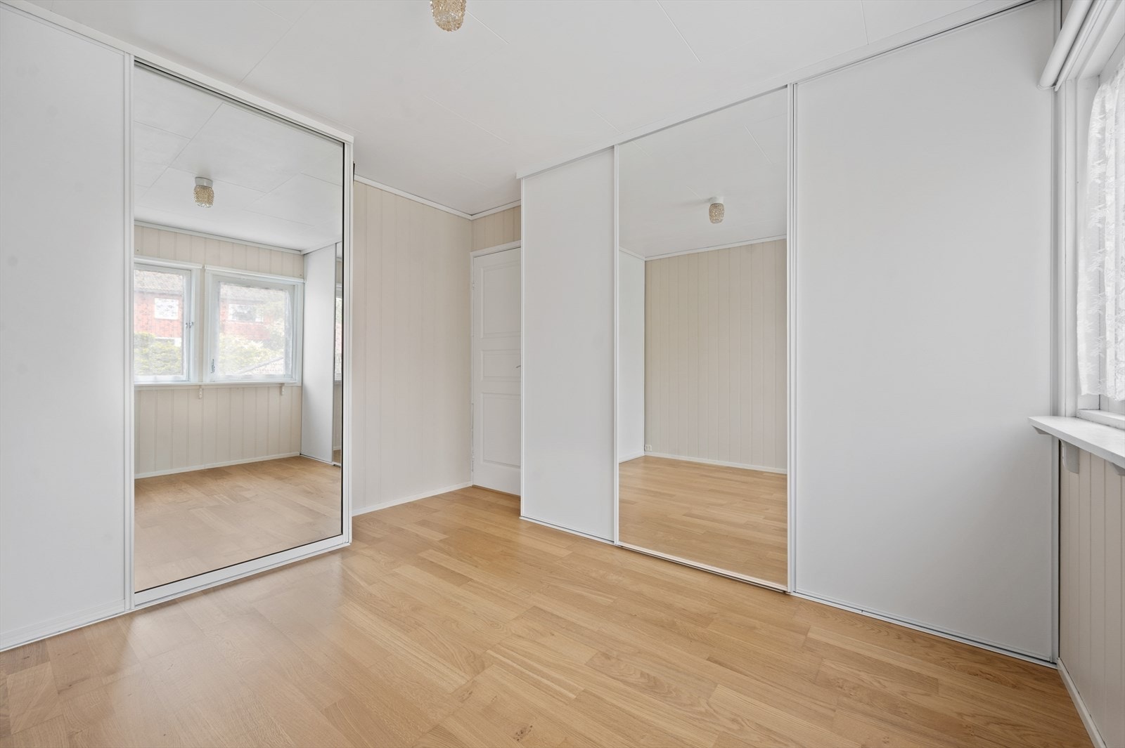 Soverom 1 - 2 skyvedørsgarderober med speil. Galleribilde
