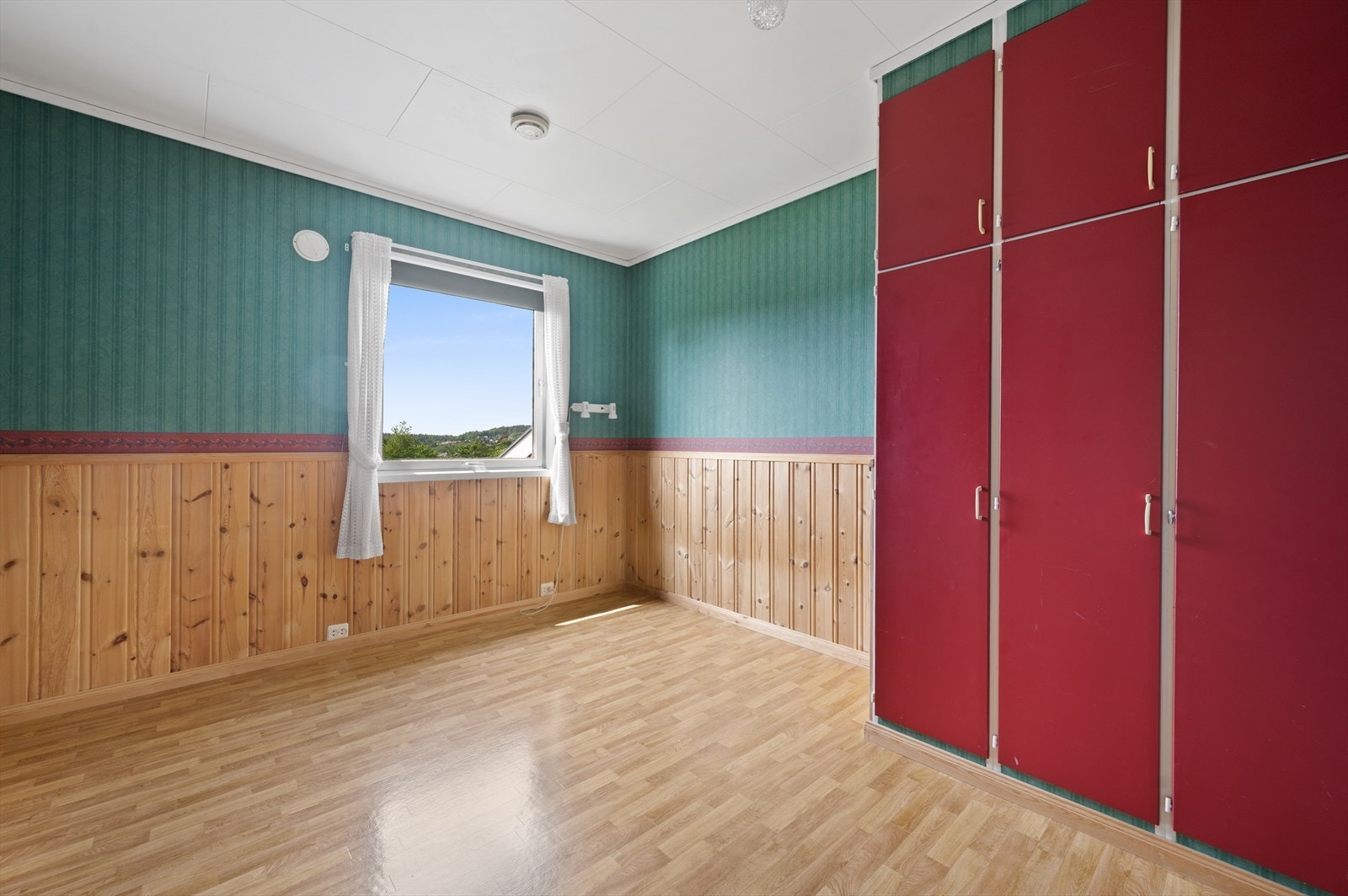Soverom 2 - plassbygde skap Galleribilde