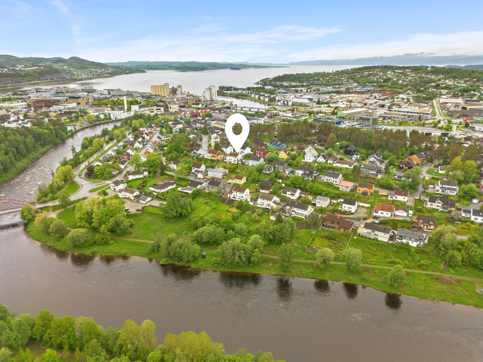 Romslig halvpart med sentral beliggenhet. Gangavstand til sentrum, turområder, skoler og idrettsanlegg, m.m. Galleribilde