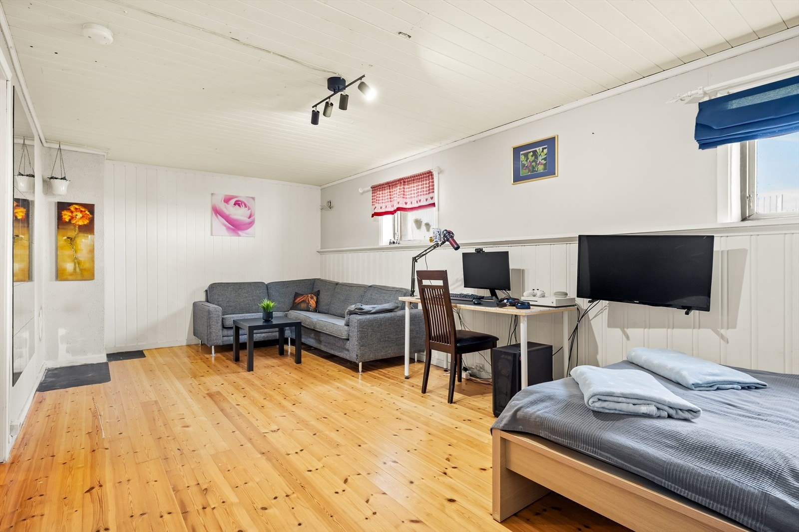 Rommet har panel på veggene og malt trepanel i himlingen. Galleribilde
