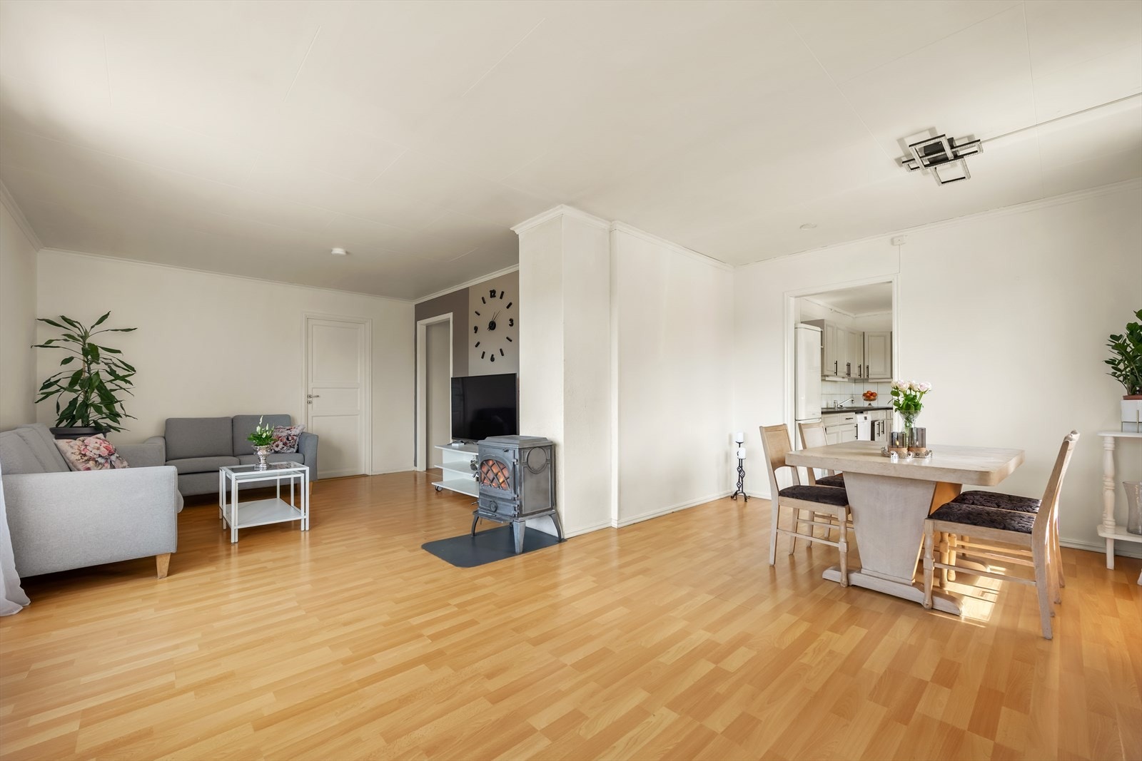 Stuen er romslig og har plass til både sofagruppe og spisebord. Galleribilde