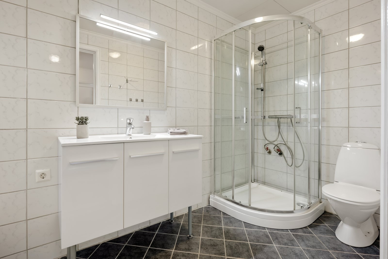 Badet i første etasje ble oppgradert i 2017, med keramiske fliser, elektriske varmekabler og dusjkabinett. Galleribilde