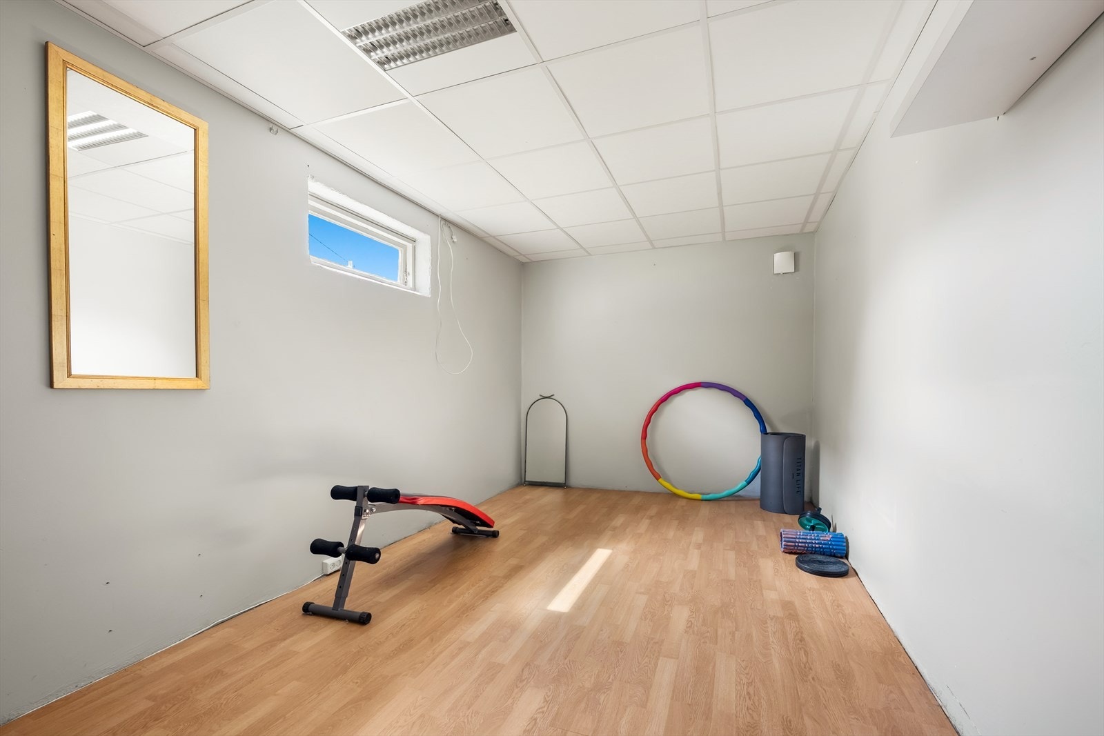 Disponibelt rom i underetasjen som i dag benyttes til trening. Galleribilde
