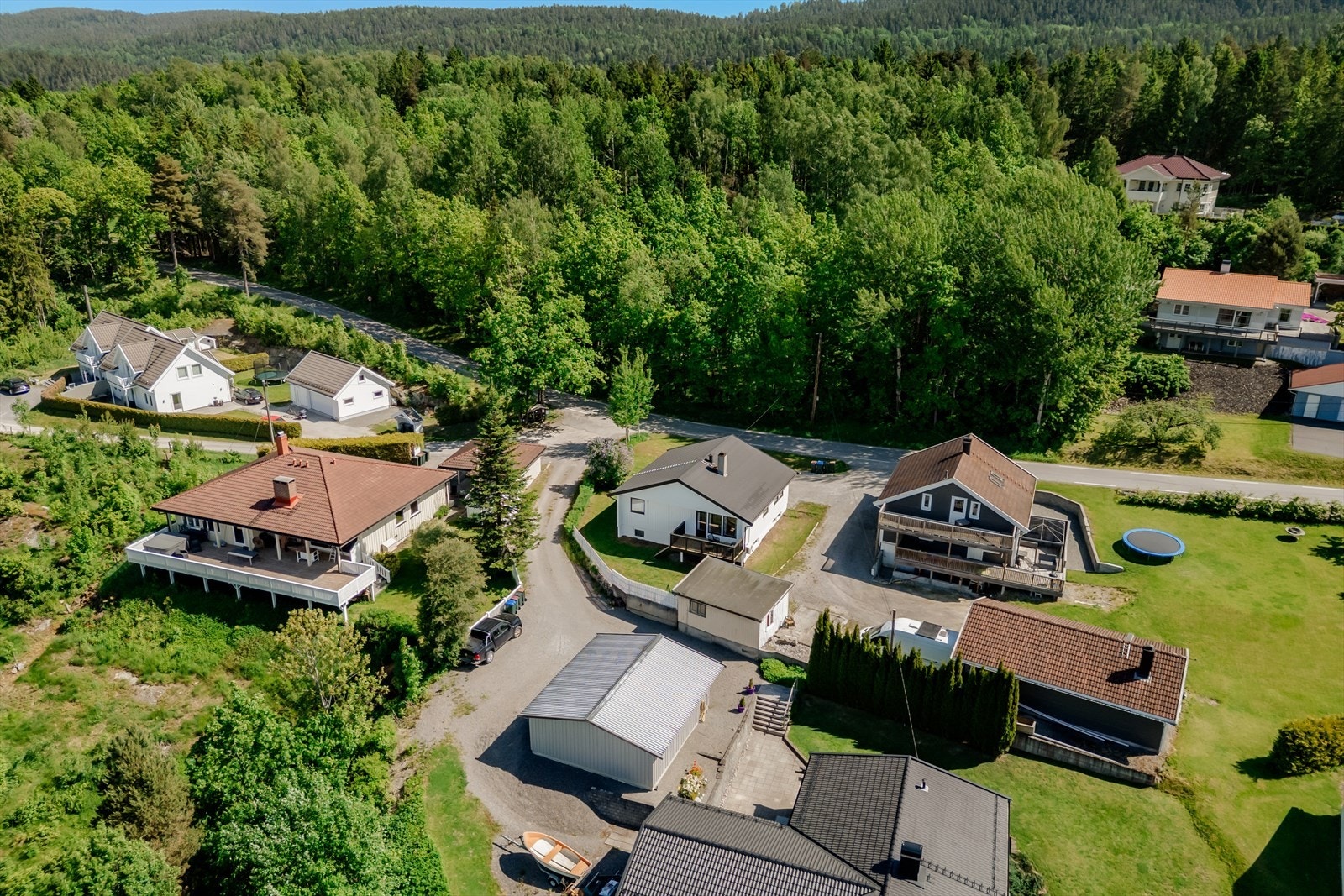 Eiendommen ligger i et område kjent for sin rolige atmosfære, med nærhet til flotte turmuligheter i skog og mark. Galleribilde