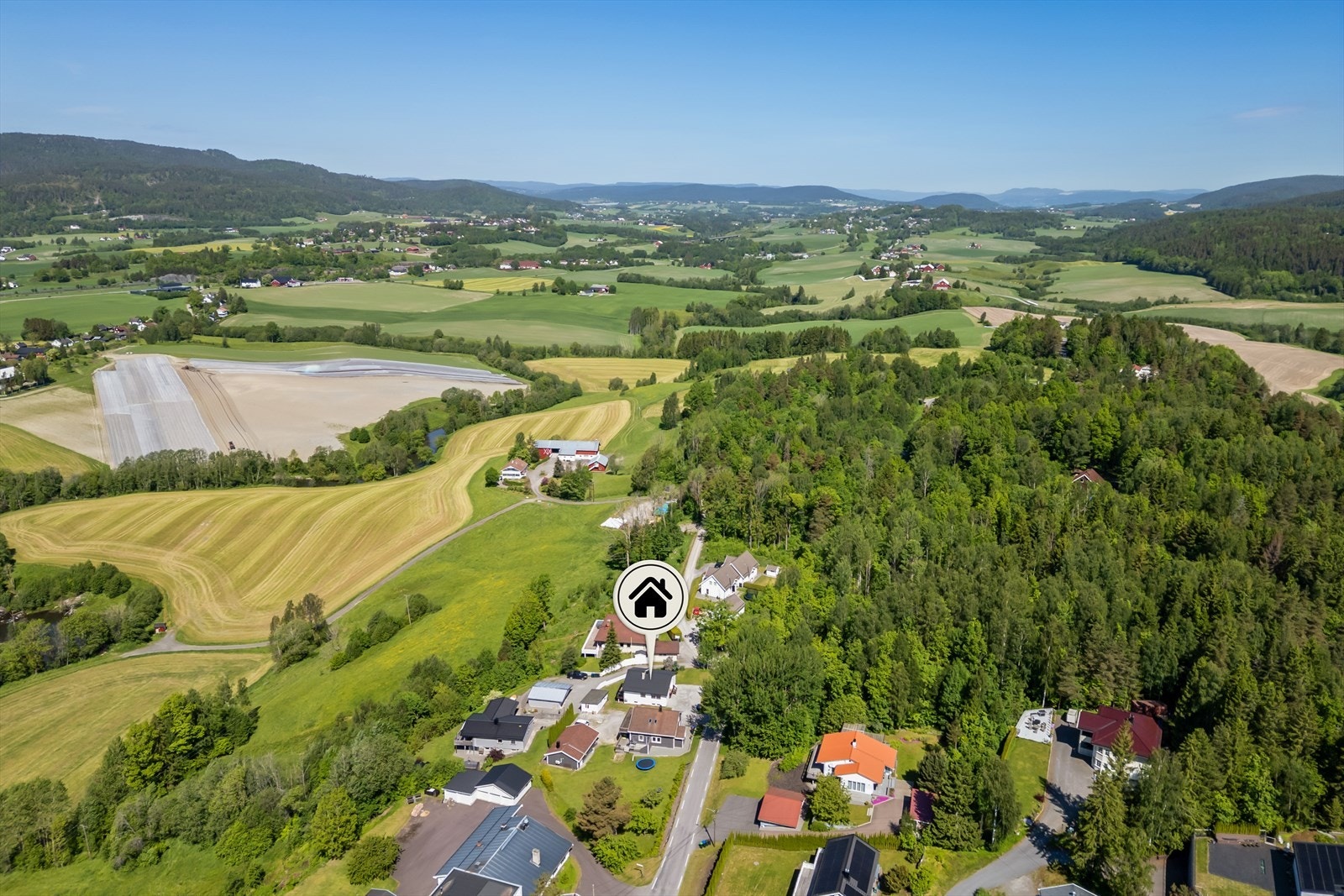 Eiendommen har en landlig og tilbaketrukket beliggenhet, med nærhet til skog og mark. Galleribilde
