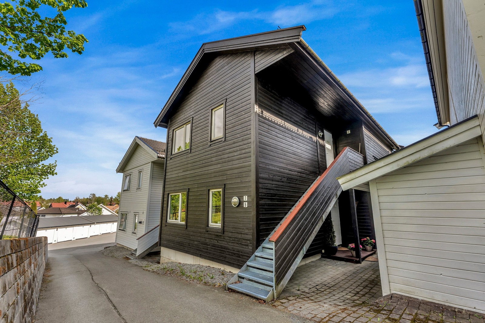 Leiligheten har egen trappeoppgang og egen, romslig bod på nedsiden av trappen. Galleribilde