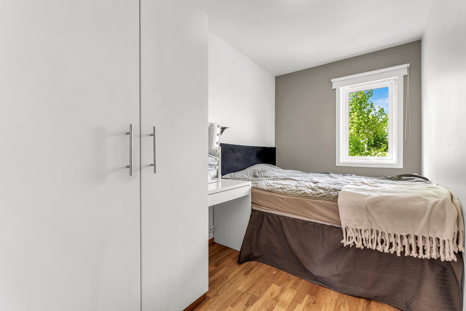 Soverom 2 har garderobeskap, plassbygd seng og pult. Galleribilde