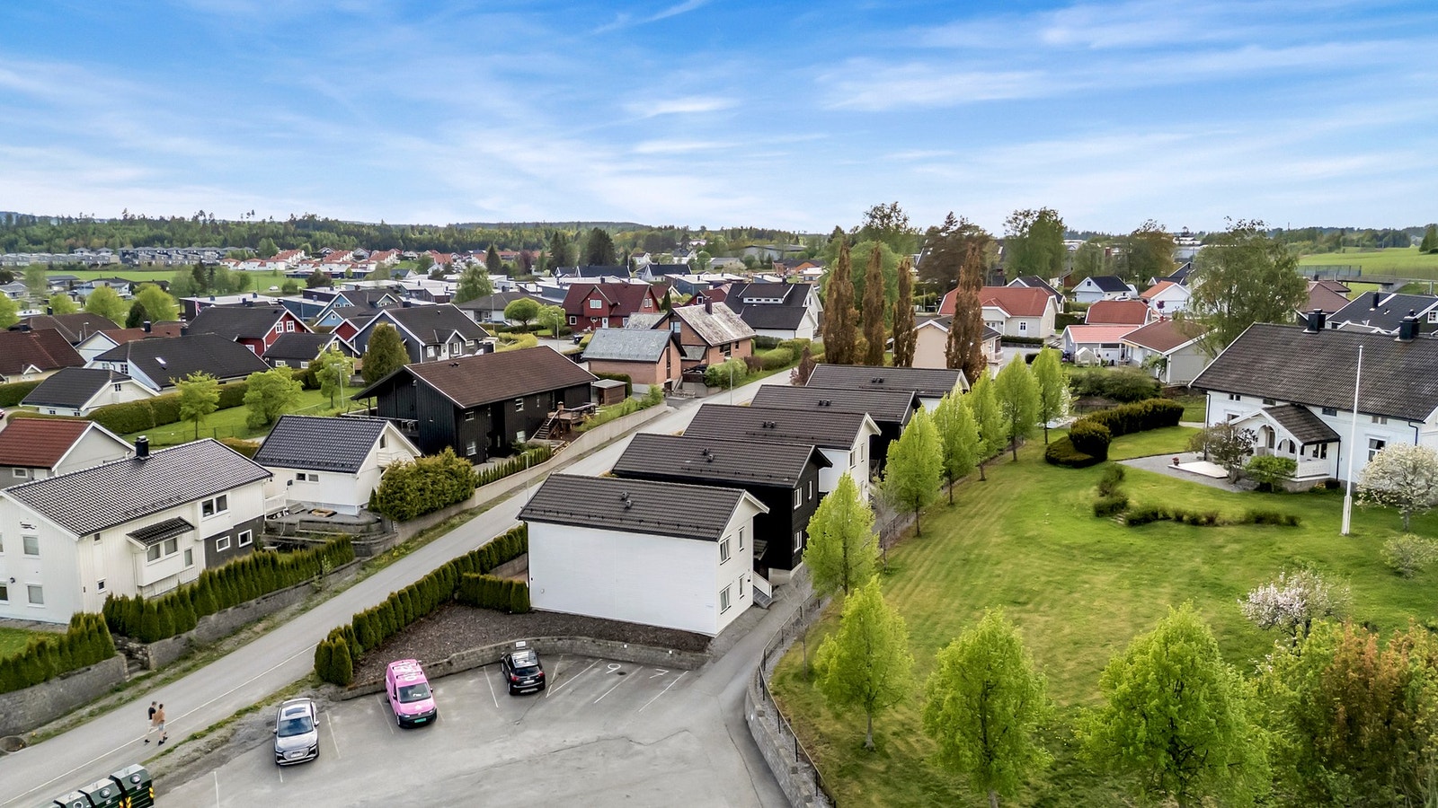 Parkering like utenfor inngangspartiet. Det er oppmerket egen plass til nr. 7. Galleribilde