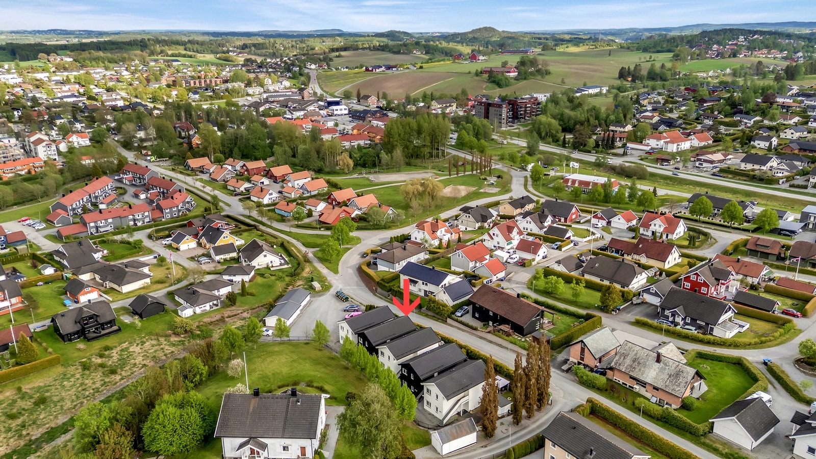 Det er i underkant av 400 m til nærmeste dagligvarebutikk (Rema 1000). Galleribilde