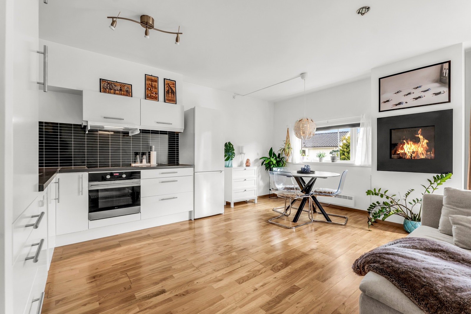 Det er plass til både tv-stue og spisestue i stuen. Galleribilde