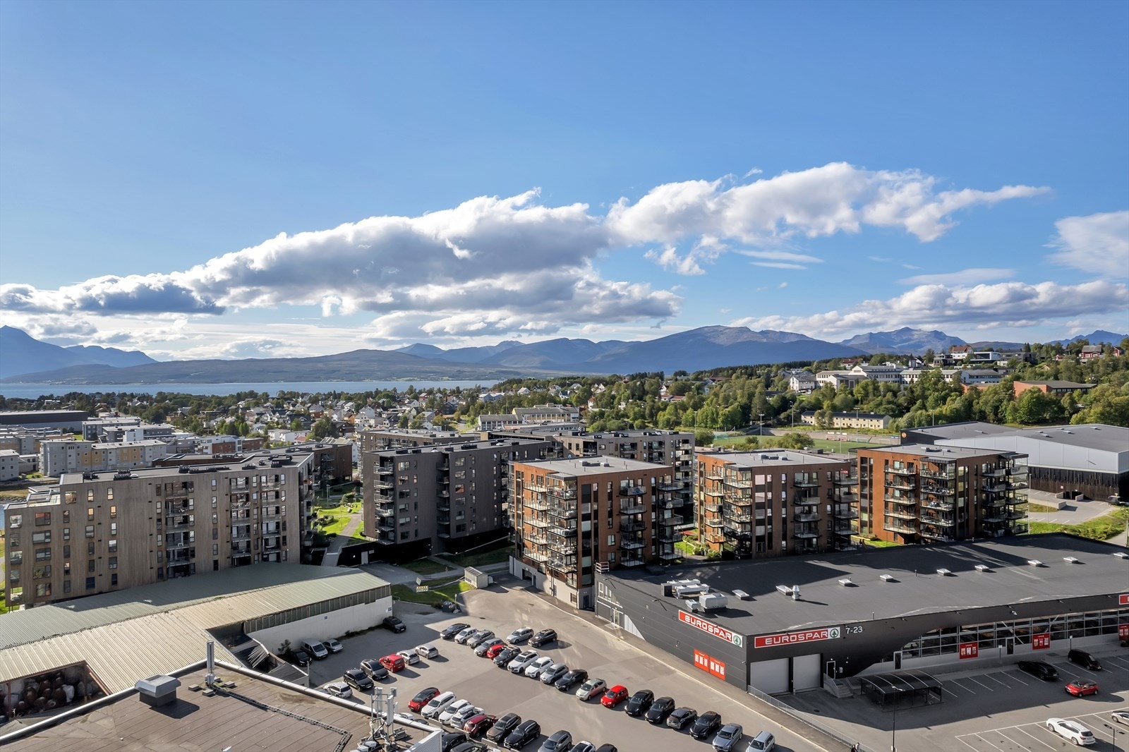 En av byens beste matbutikker like utenfor døren Galleribilde