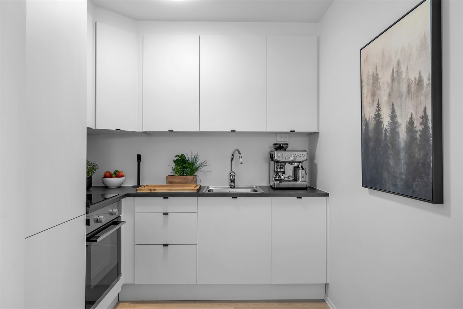 Moderne kjøkkeninnredning med hvite slette fronter Galleribilde