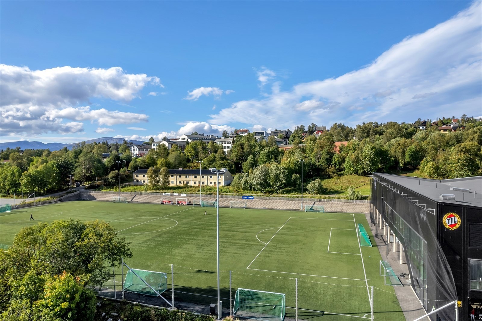 Fotballbane og grøntområder i området. Lerøyhallen innbyr til fysisk aktivitet Galleribilde
