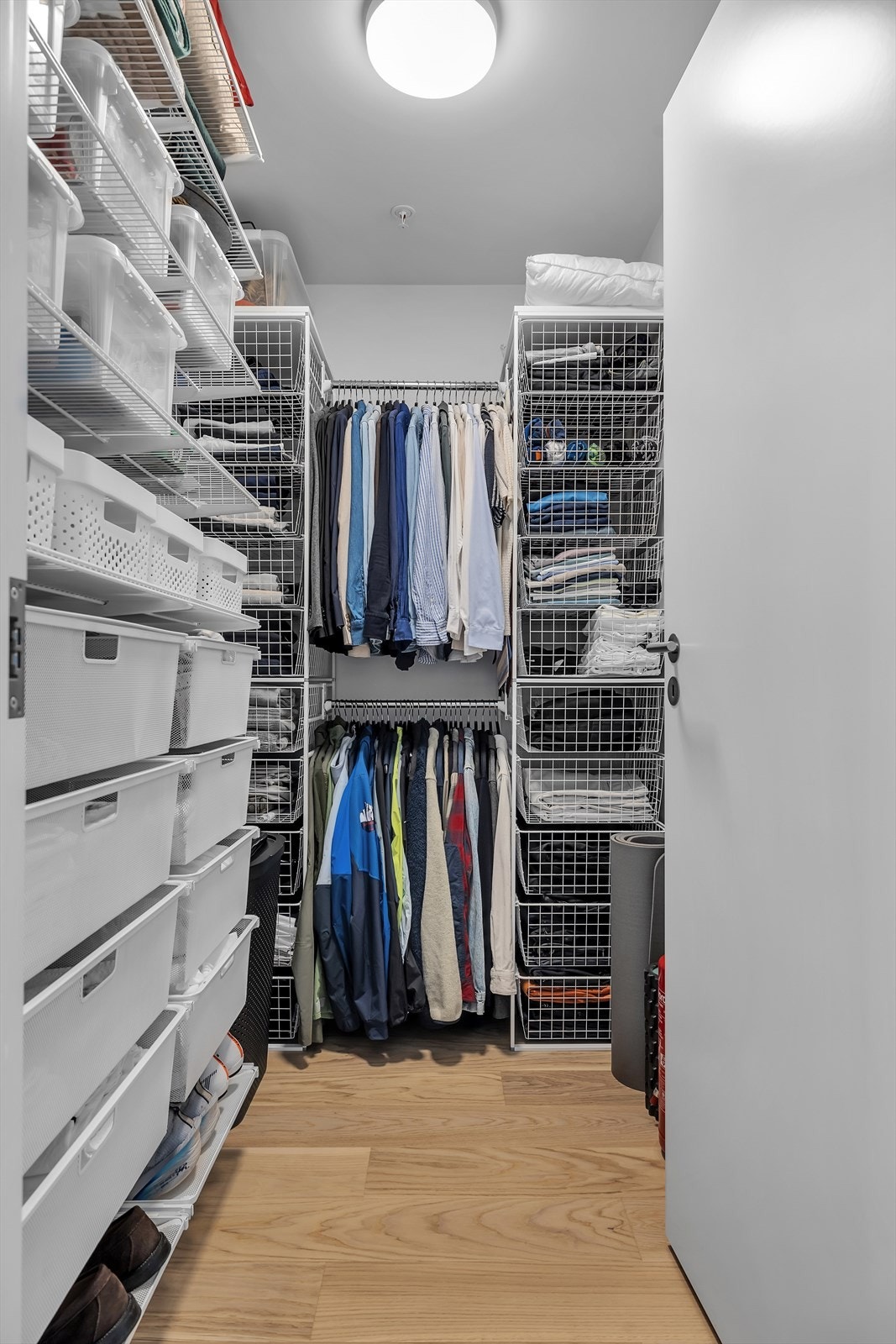 Praktisk oppbevaringsplass i innvendig bod Galleribilde