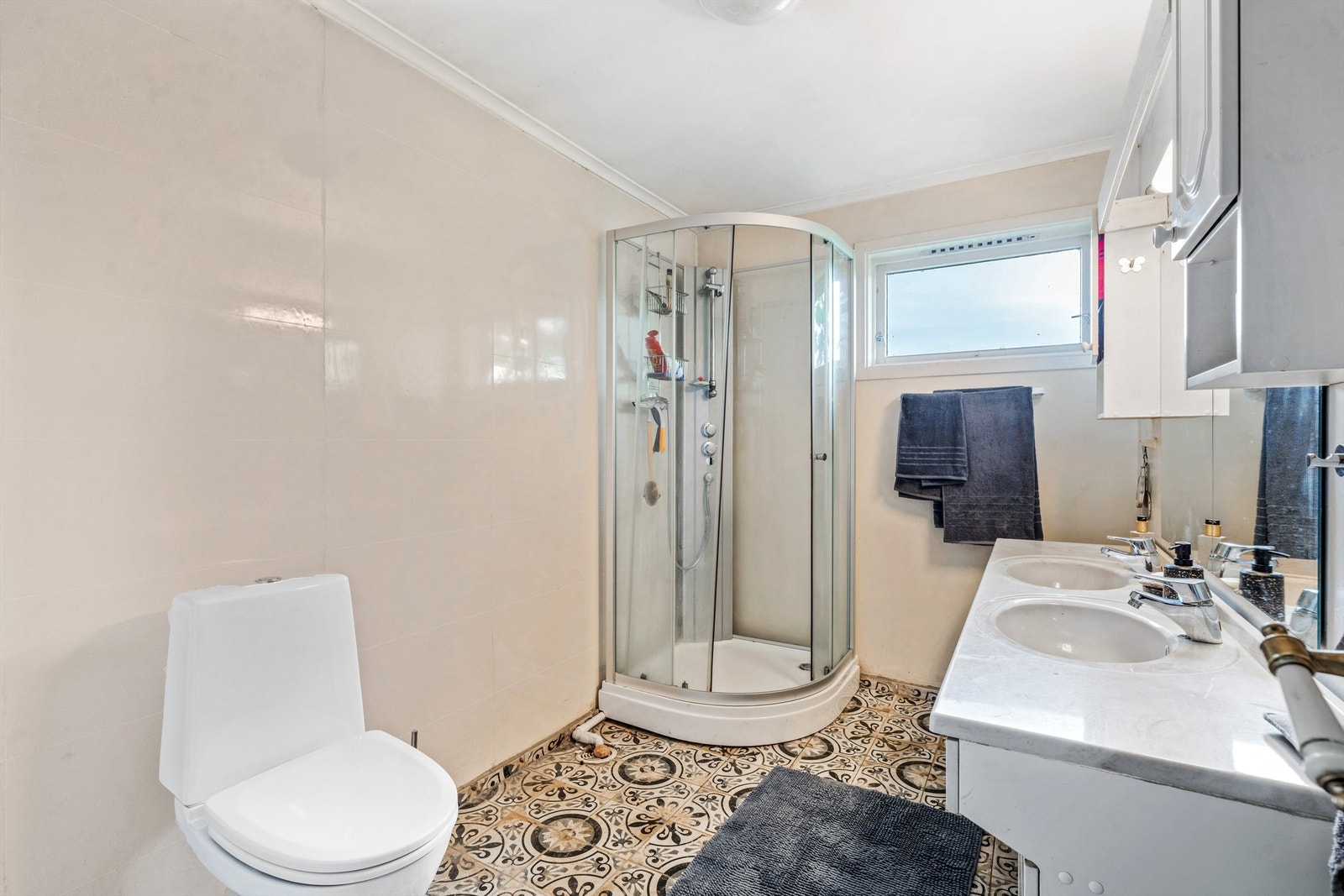 Badet i hovedetasjen er utstyrt med toalett og dusjkabinett. Galleribilde