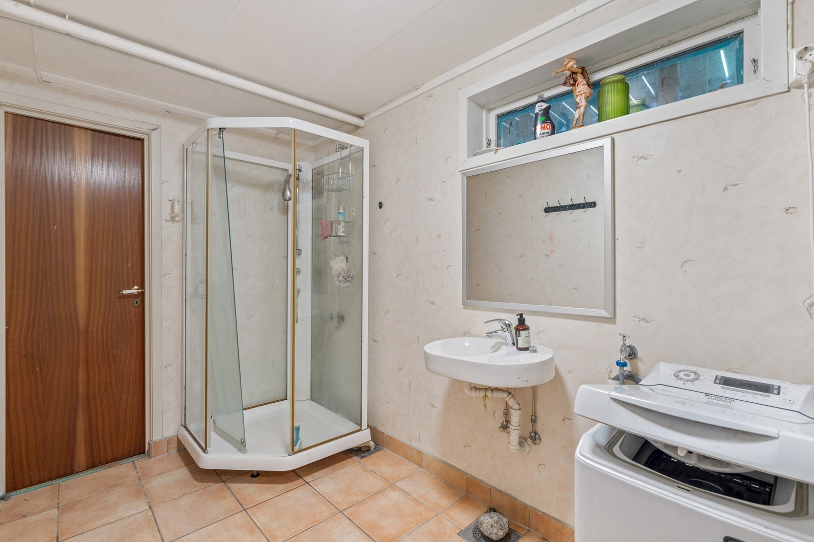 Badet er utstyrt med dusjkabinett og opplegg for vaskemaskin. Galleribilde