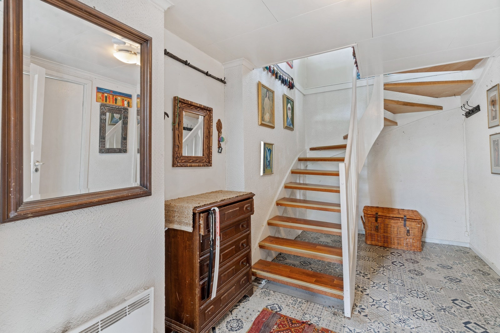 Fra gangen innenfor entréen fører trappen deg opp til hovedetasjen. Galleribilde