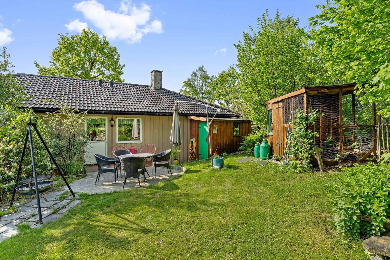 Hagen er pent opparbeidet med plen, platting og diverse beplantning. Galleribilde