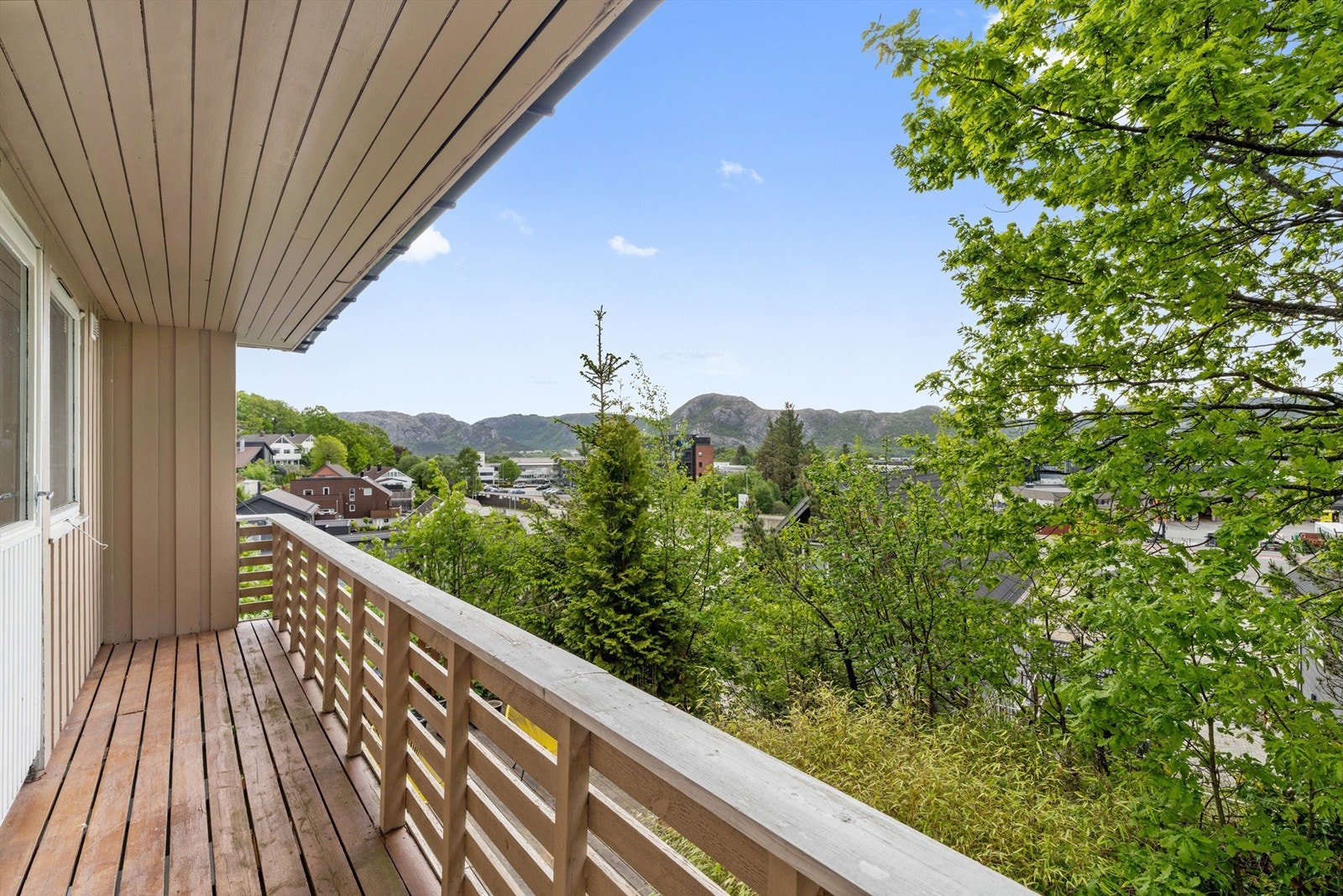 Fra balkongen har du en åpen og fin utsikt over nærområdet. Galleribilde