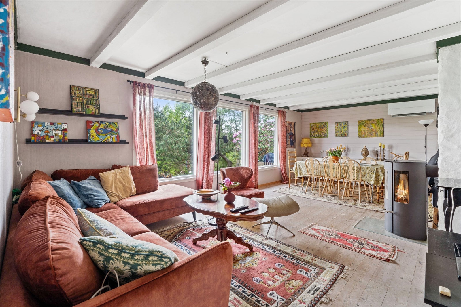 Hovedetasjen har en romslig stue og spisestue med plass til både sofagruppe og langbord. Galleribilde