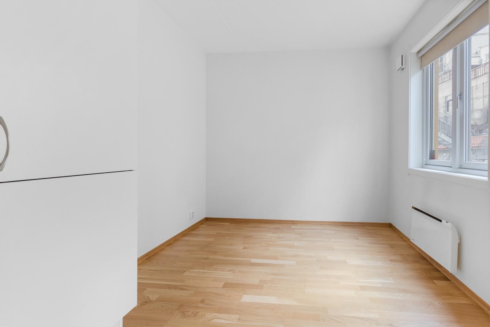 Soverom - mot stille bakgård - Galleribilde