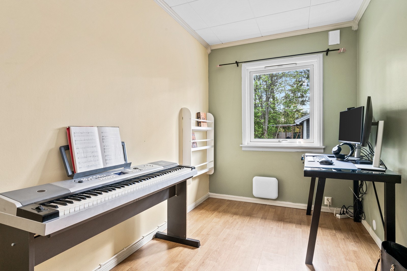 Soverom 2 i 1. etasje er noe mindre og passer fint for eksempel som hjemmekontor/arbeidsrom eller gjesterom. Galleribilde