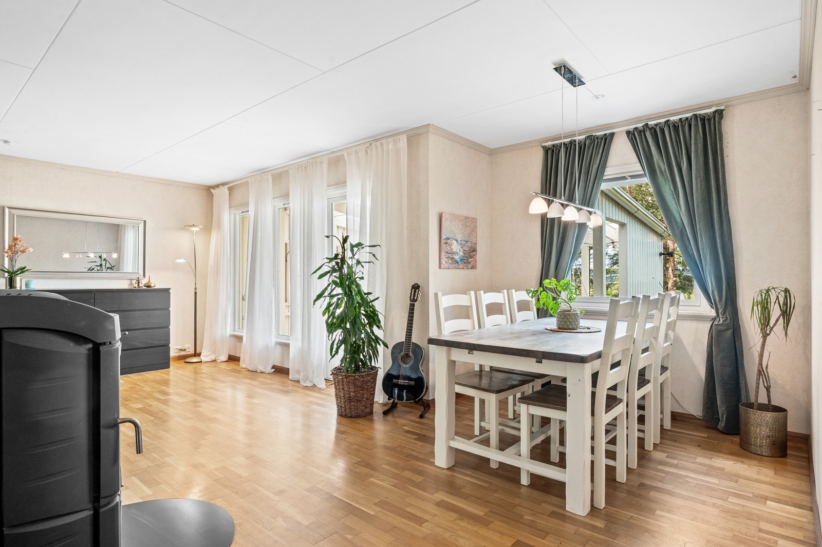 Stuen har god plass til en egen spisestuedel. Galleribilde