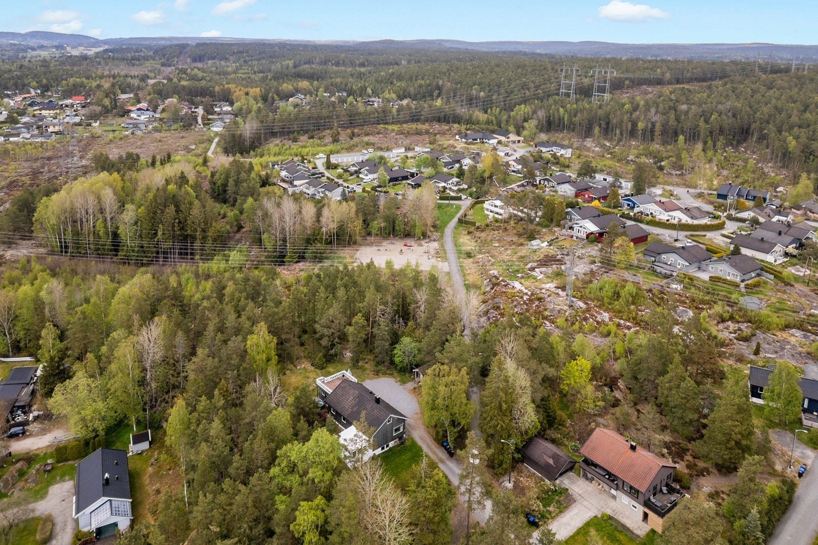 Nabolaget består hovedsakelig av eneboliger, og området oppleves som svært trygt. Galleribilde