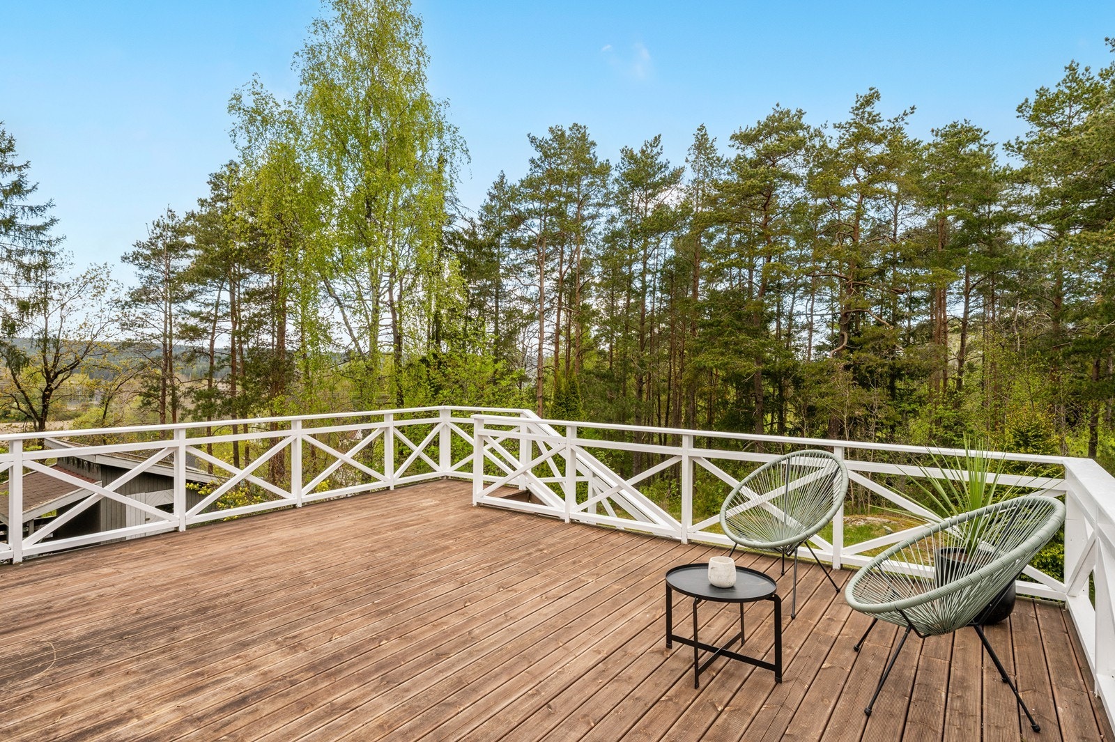 Fra et av soverommene på loftet er det utgang til en stor balkong/takterrasse på 31 m² over garasjen, med god plass til utemøbler. Galleribilde