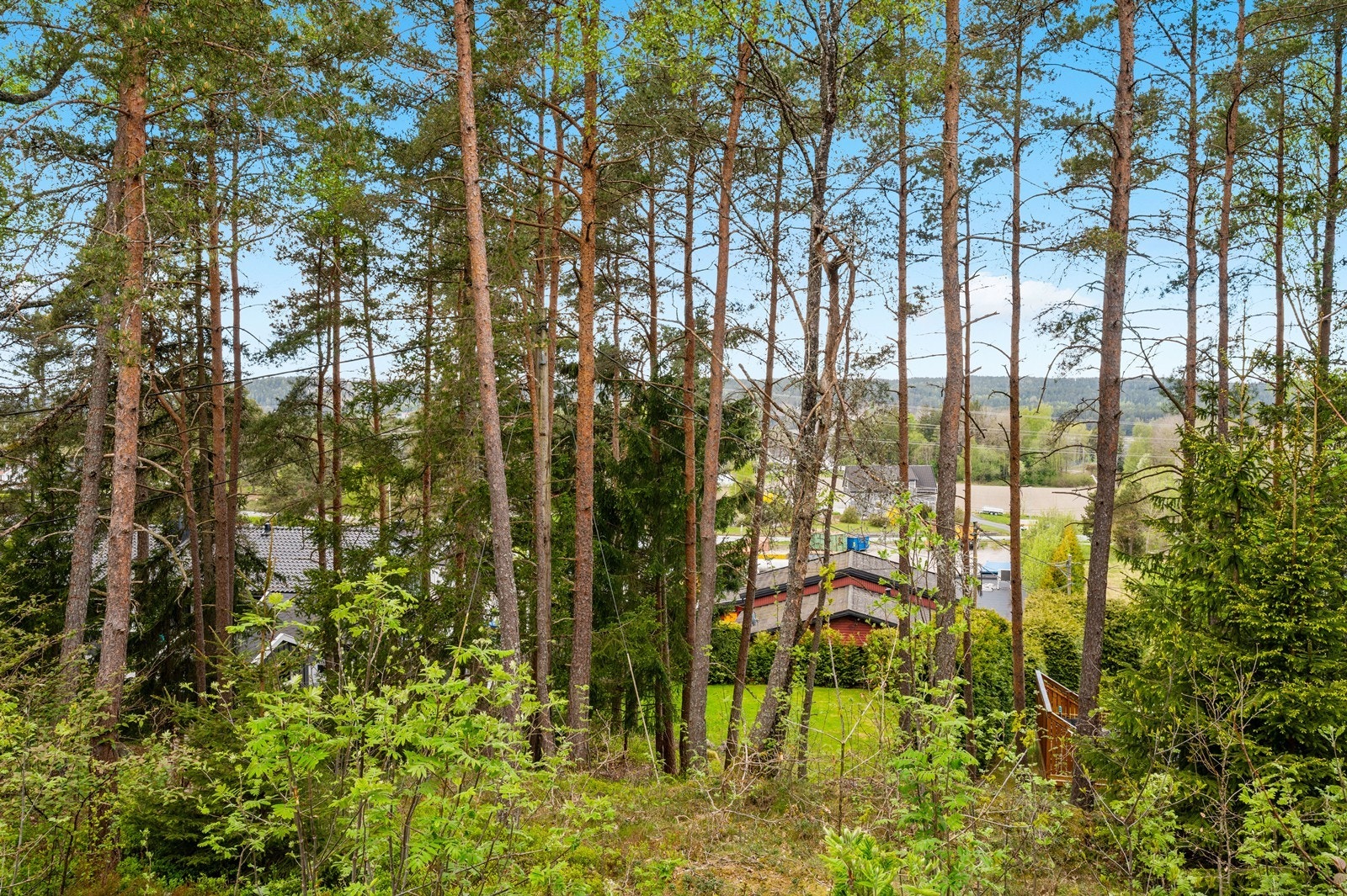 Eiendommen ligger høyt og fritt med utsyn over nærområdet. Galleribilde