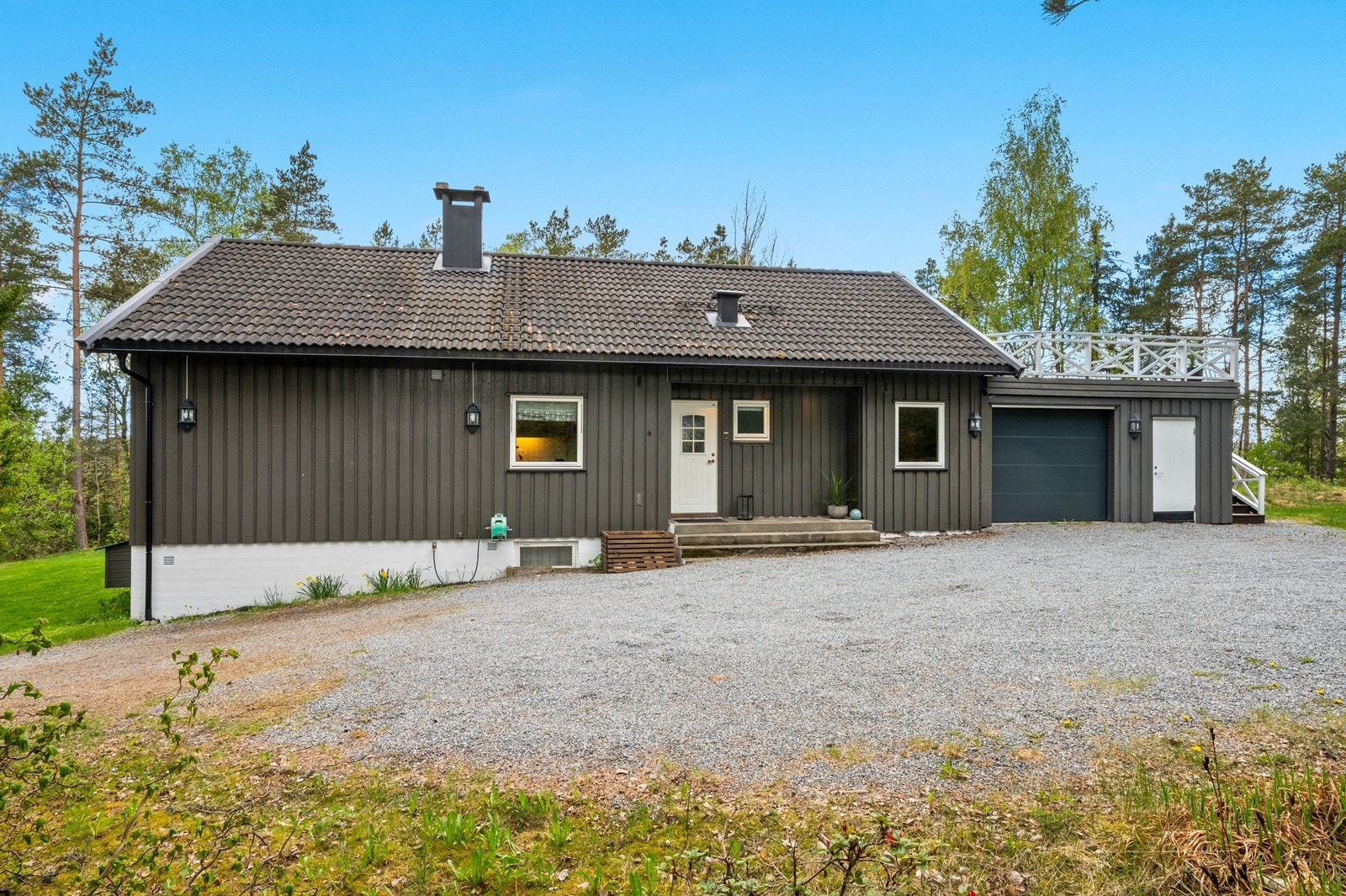 Enebolig har stående bordkledning. Taket ble tekket med betongtakstein og takrenner ble skiftet i 2007. Galleribilde