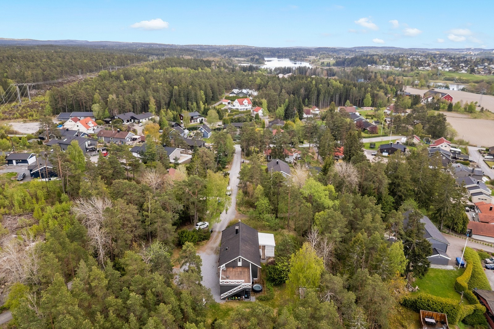 Boligen ligger tilbaketrukket fra veien i rolige omgivelser. Galleribilde
