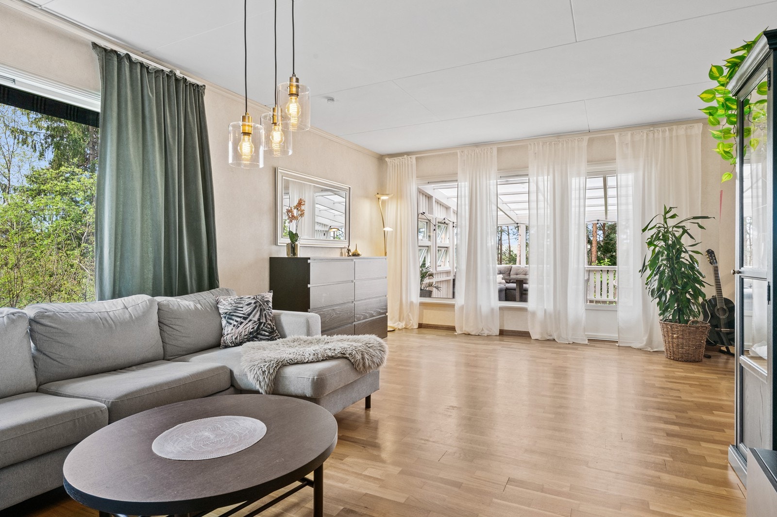 Fra stuen er det utgang til den overbygde terrassen. Terrassedøren er fra 2020. Galleribilde