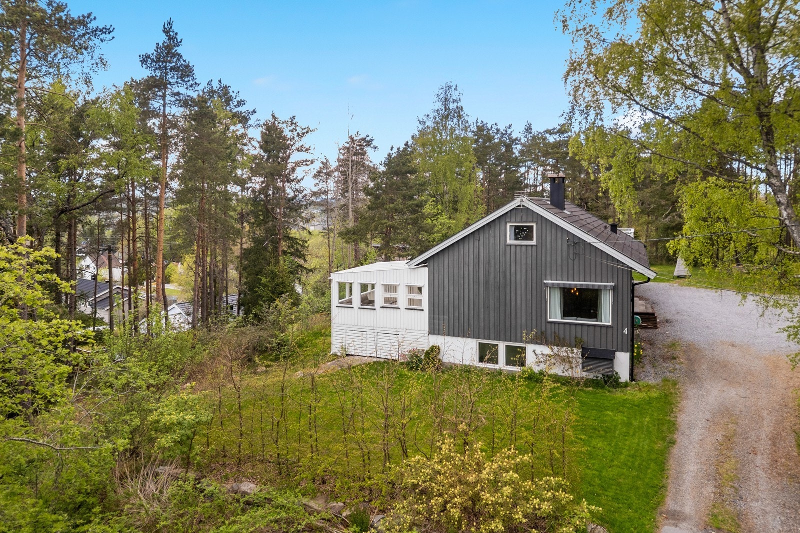 Baksiden av boligen hvor man ser den overbygde uteplassen med adkomst fra stuen. Galleribilde