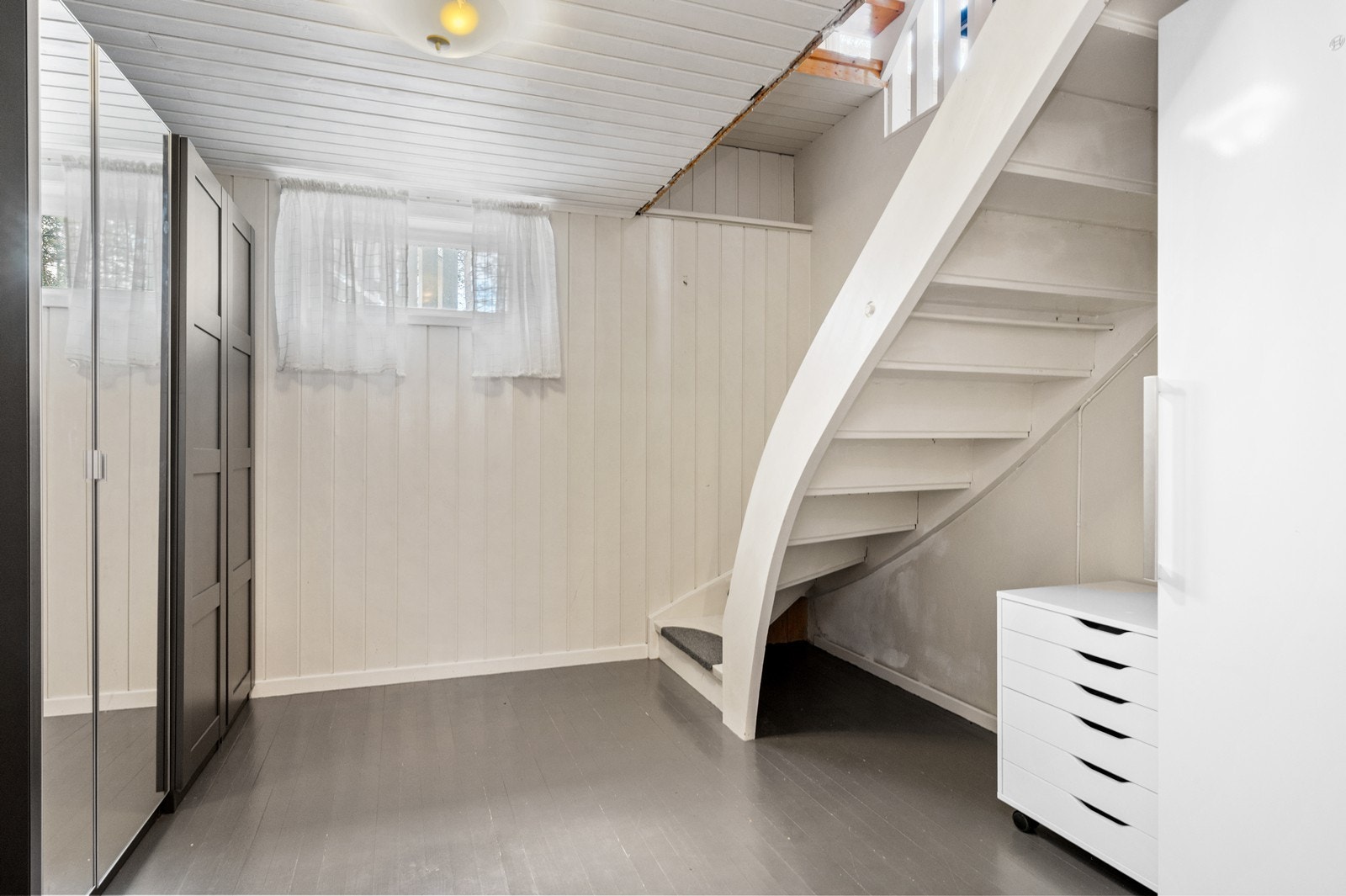 Gang i kjelleren som gir adkomst til kjellerstue, vaskerom og bod. Galleribilde