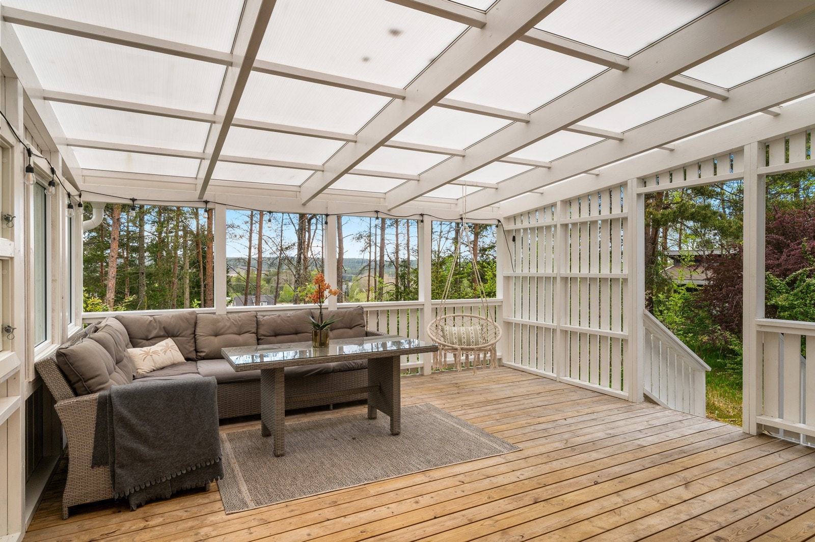 Overbygget veranda på 19 m² med direkte utgang fra stuen. Taket har lysgjennomslippende plater. Galleribilde