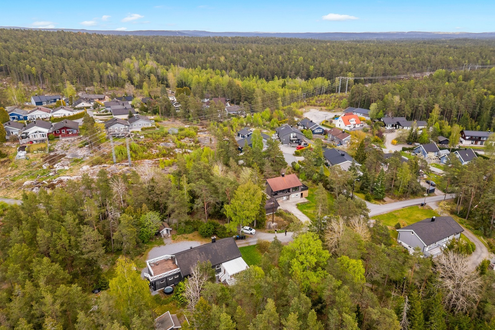 Eiendommen ligger i et etablert boligområde med nærhet til skog og mark. Galleribilde