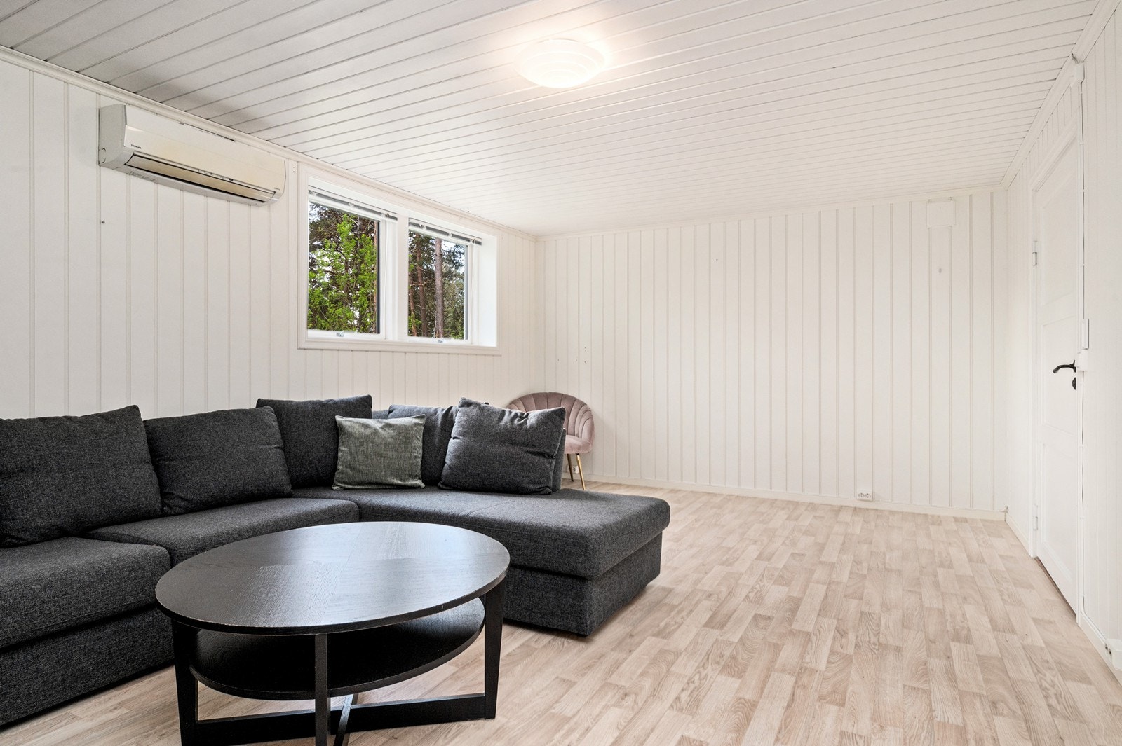 Kjellerstuen har belegg på gulvet og vegger med MDF-plater. Galleribilde