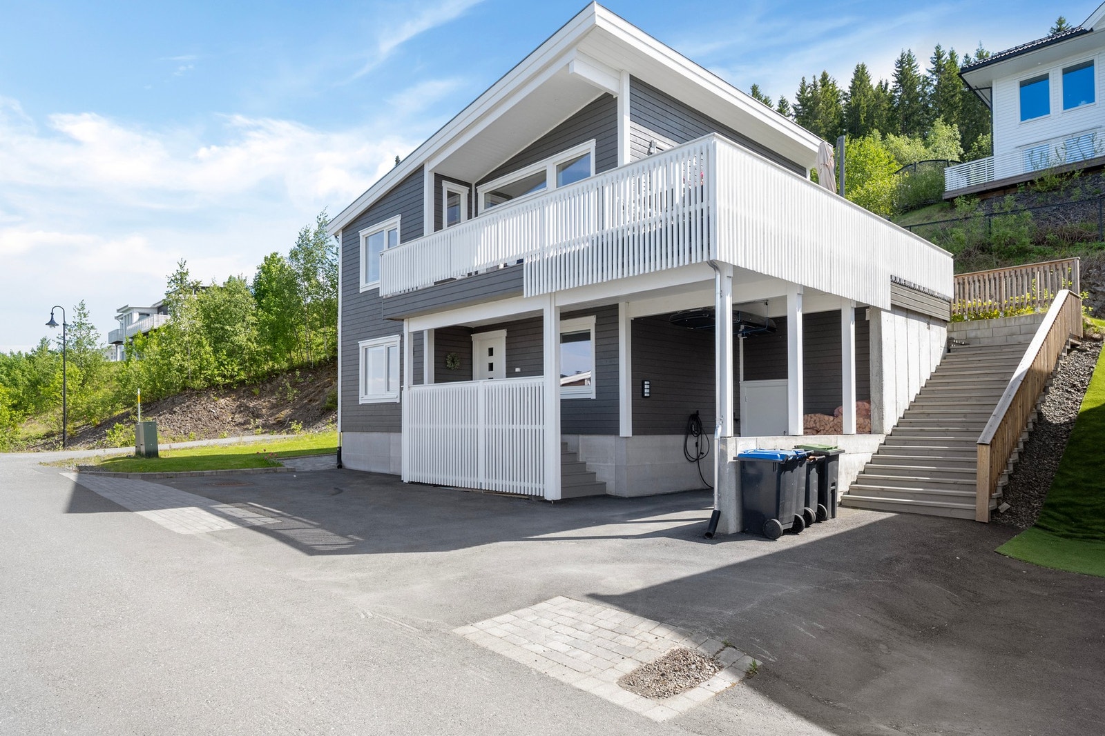 Praktisk carport med innenforliggende sportsbod Galleribilde