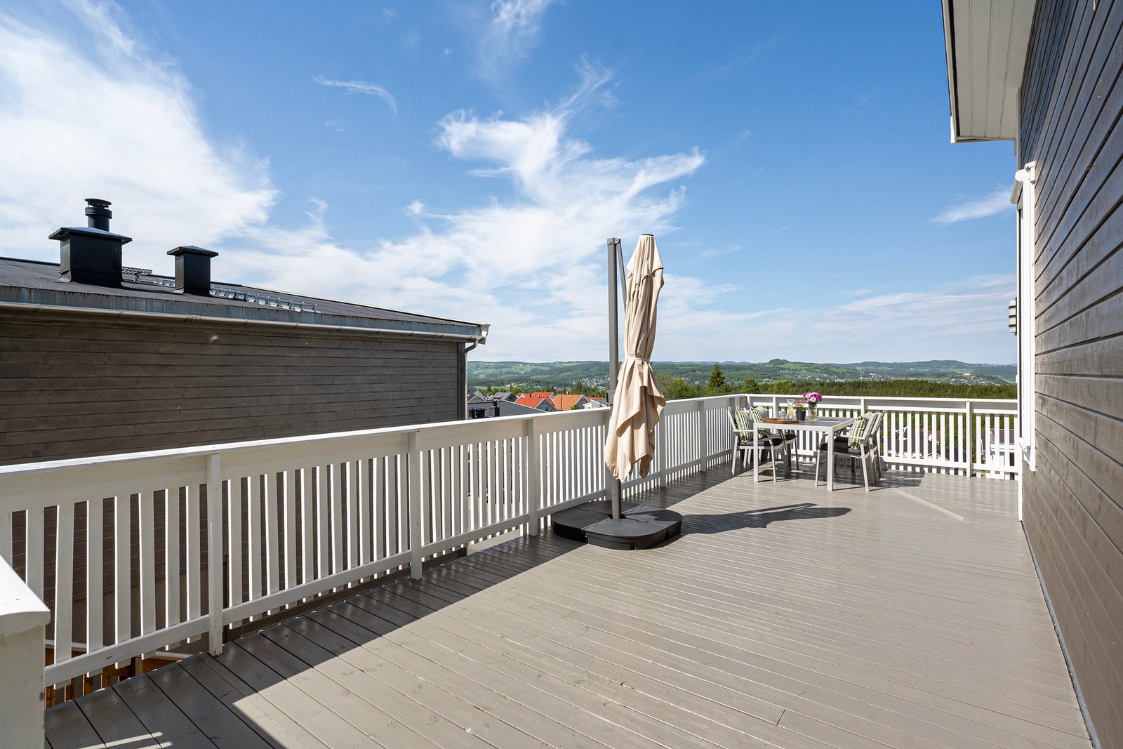 Stor fin terrasse med kveldssol Galleribilde