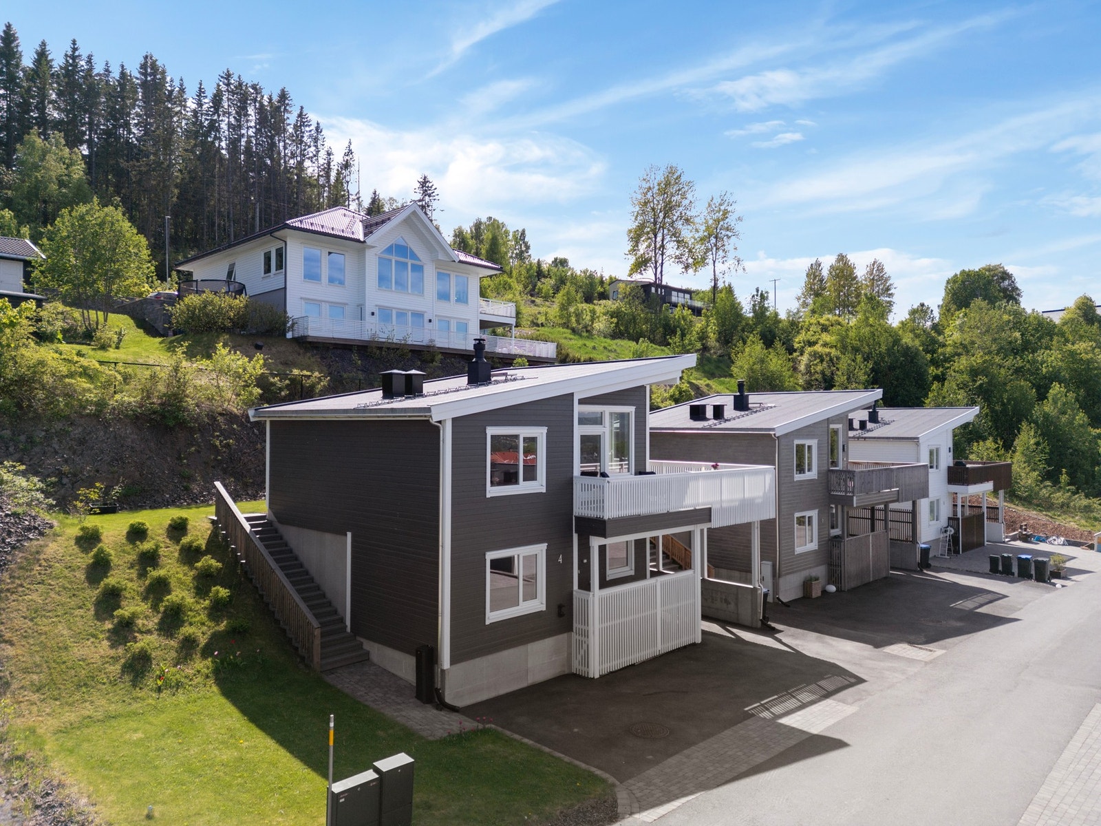 Pent opparbeidet hage og gårdsplass med asfalt og brostein. Galleribilde