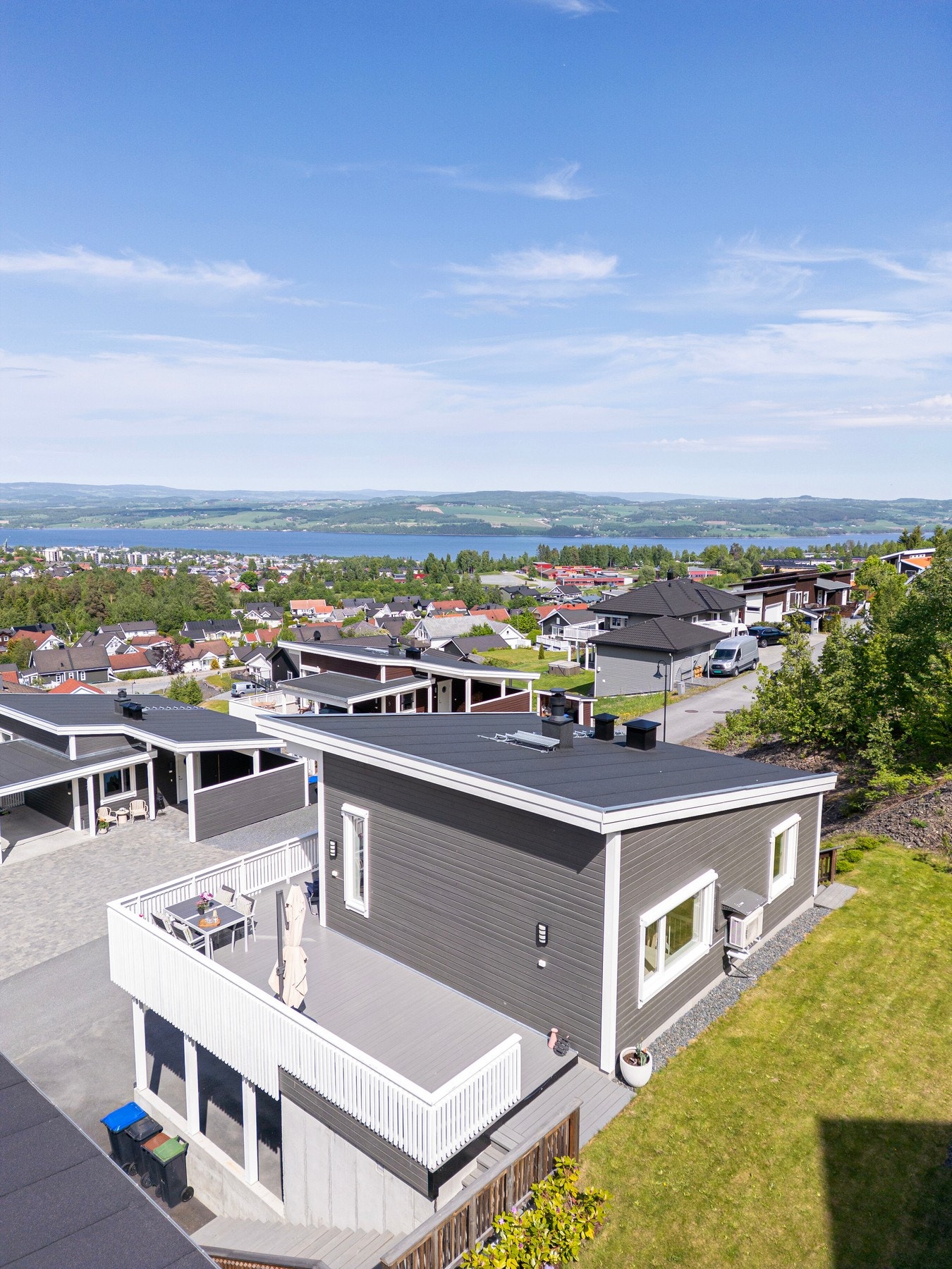 Flott utsikt over Mjøsa mot Hedmarken Galleribilde