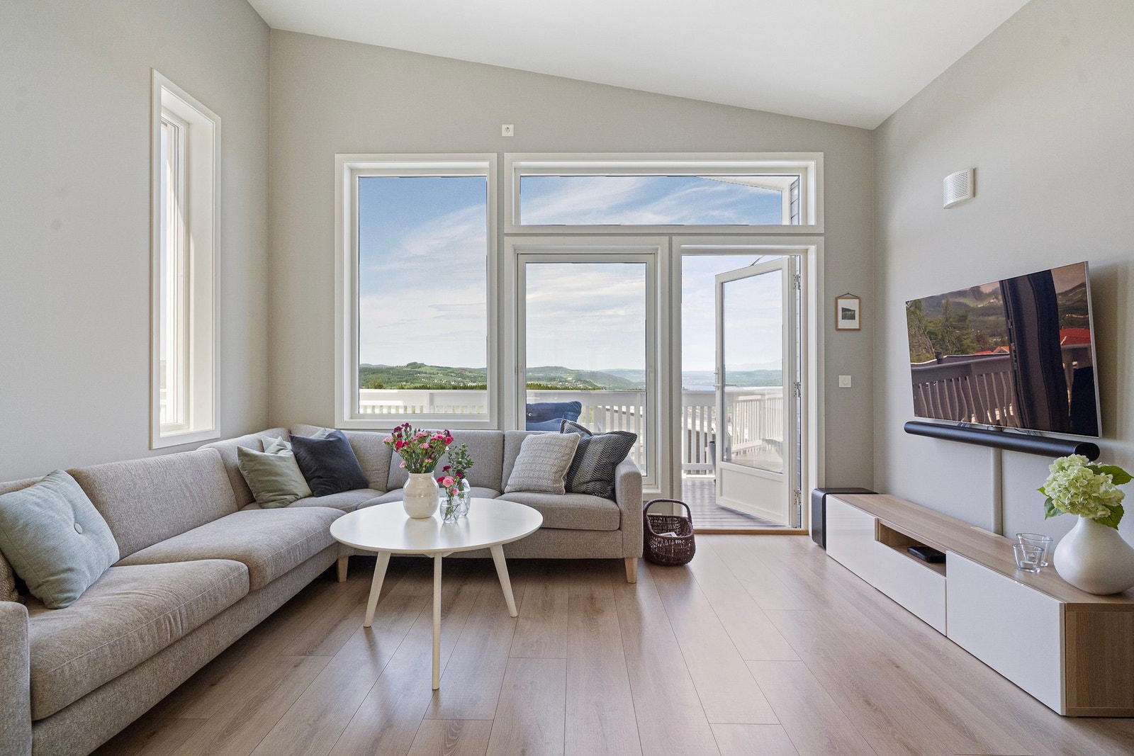 Store vinduer som slipper inn mye lys og flott utsikt! Galleribilde
