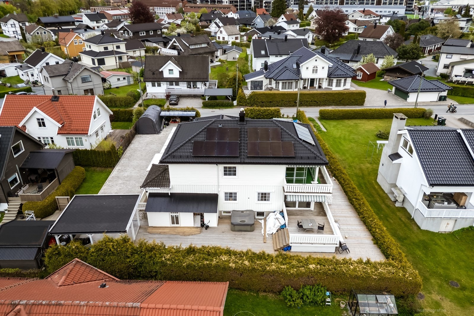 Boligen har flere store terrasser og uteplasser fordelt på eiendommen. Galleribilde