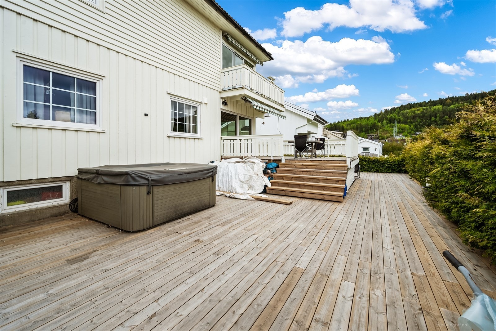 Uteområdene er tekket med terrassebord og gir rikelig med plass for sosiale sammenkomster. Galleribilde