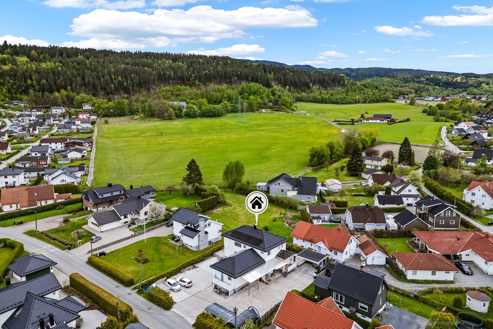 Eiendommen ligger i et rolig og fredelig nabolag med nærhet til skog og mark. Galleribilde