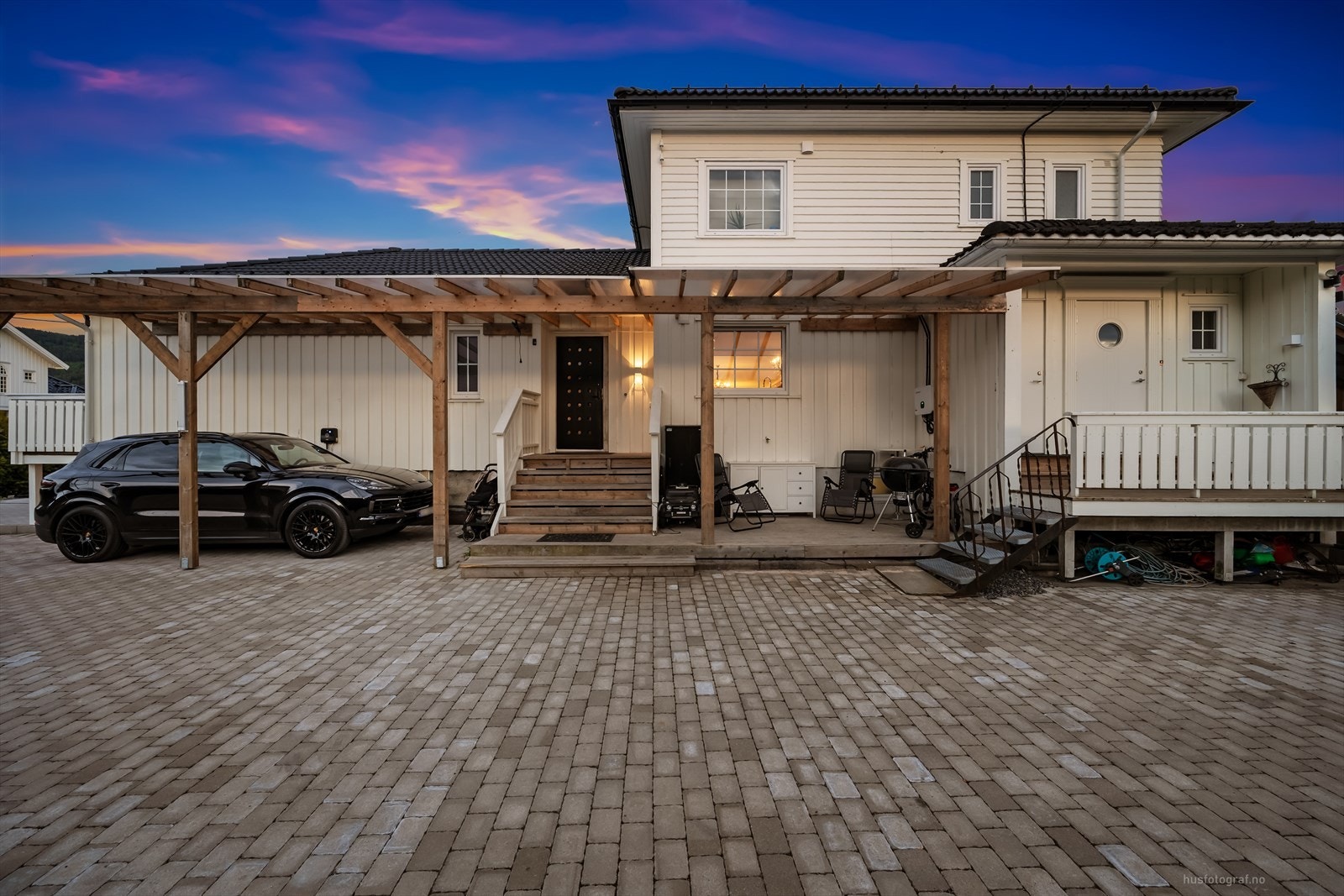 Overbygget inngangsparti til hoveddelen og carport. Galleribilde