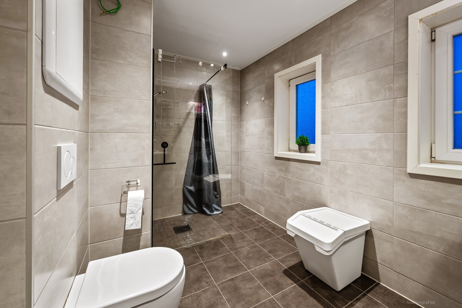 Badet i andre etasje ble pusset opp i 2019 og har elektriske varmekabler og dusjhjørne. Galleribilde